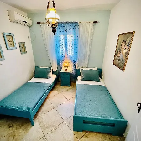 Arietta Santorini Περίσσα